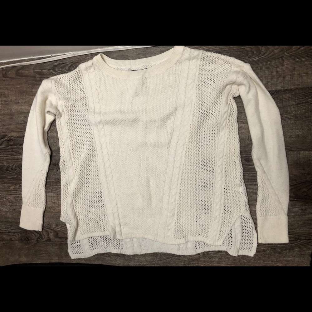 AMERICAN EAGLE WHITE SWEATER
